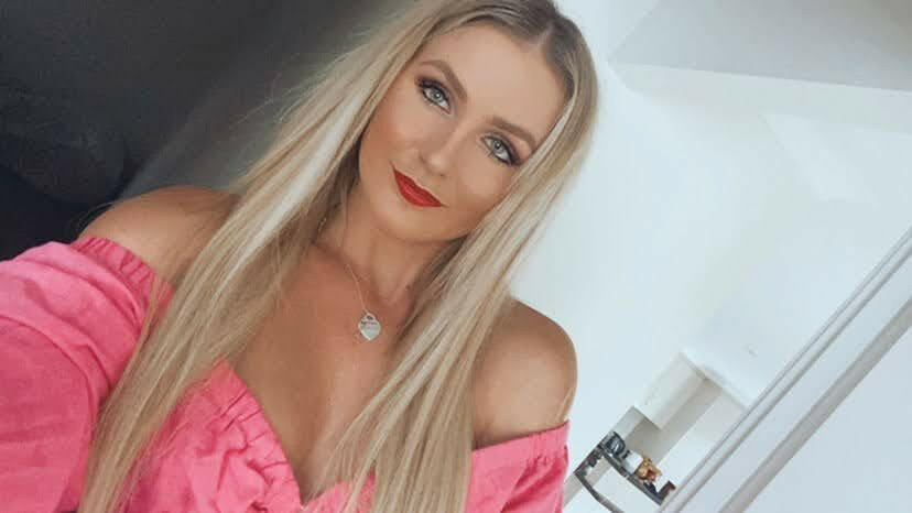 Beach Blonde #613 Machine weft Hair Extension.